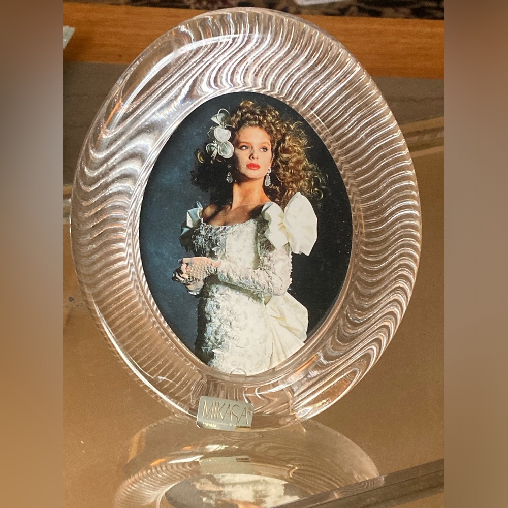Mikasa oval glass picture frame 6 1/4x5